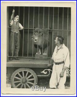 CHARLIE CHAPLIN Original 1928 Photo Lions Cage The Circus DOUBLE WEIGHT J444